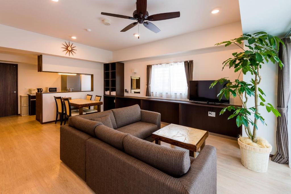 sala de estar con sofá y mesa en MINATO Chatan Seaside Condominium, en Chatan