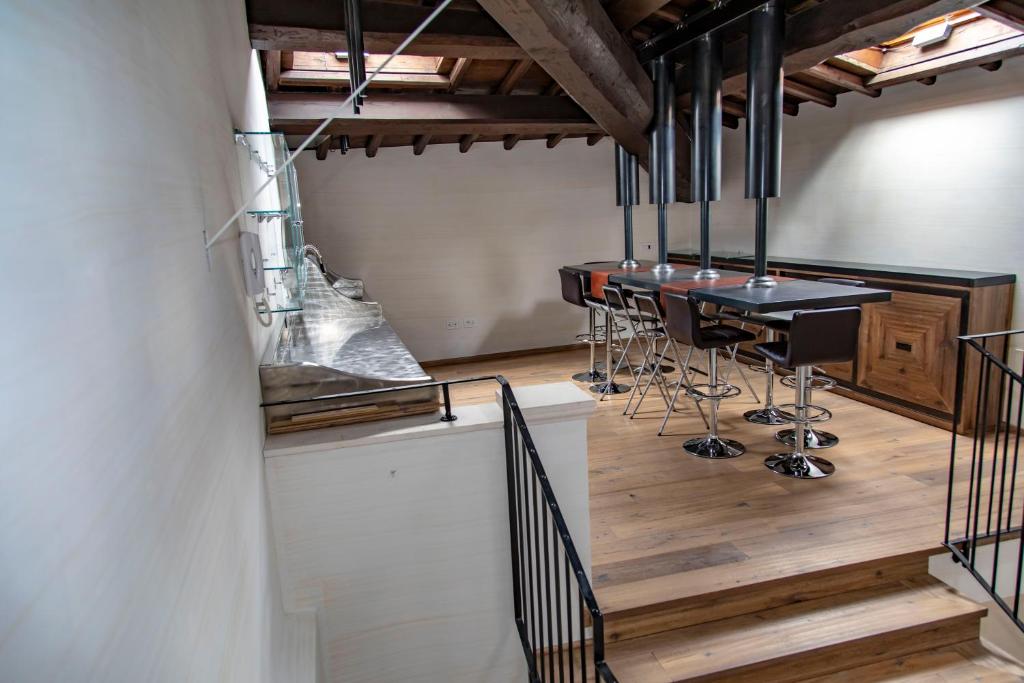 a tasting room with a row of stools at B&B Residenza San Giorgio in LʼAquila