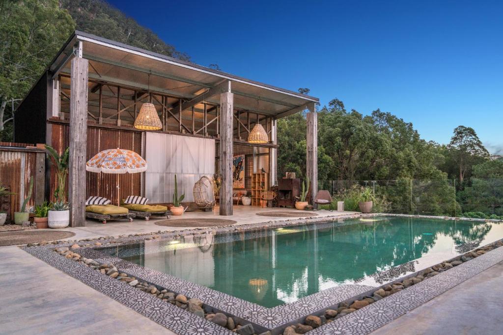 una imagen de una casa con piscina en Blackbird Luxury Accommodation en Mullumbimby