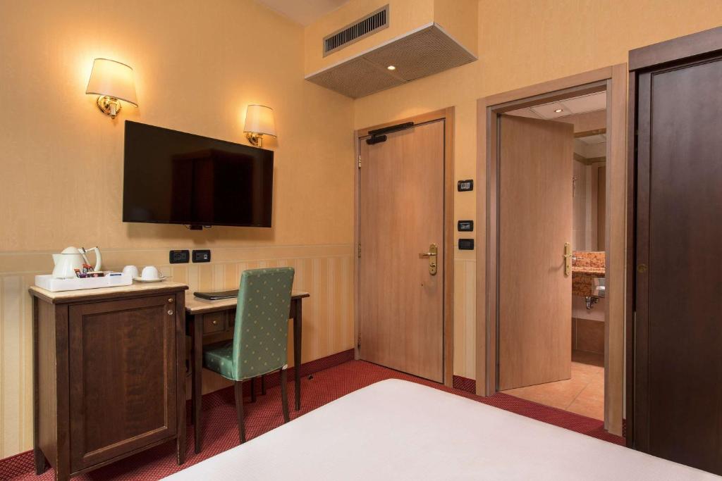 TV a/nebo společenská místnost v ubytování Best Western Hotel Tritone
