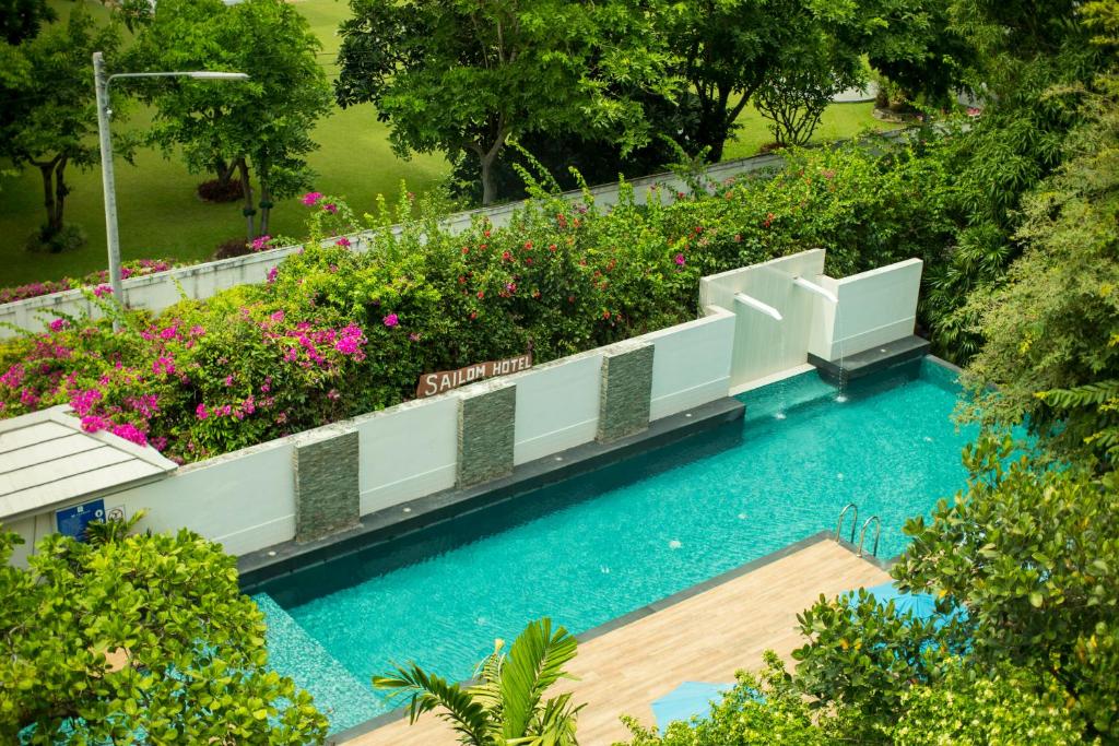Bazén v ubytování Sailom Hotel Hua Hin - SHA Extra Plus nebo v jeho okolí