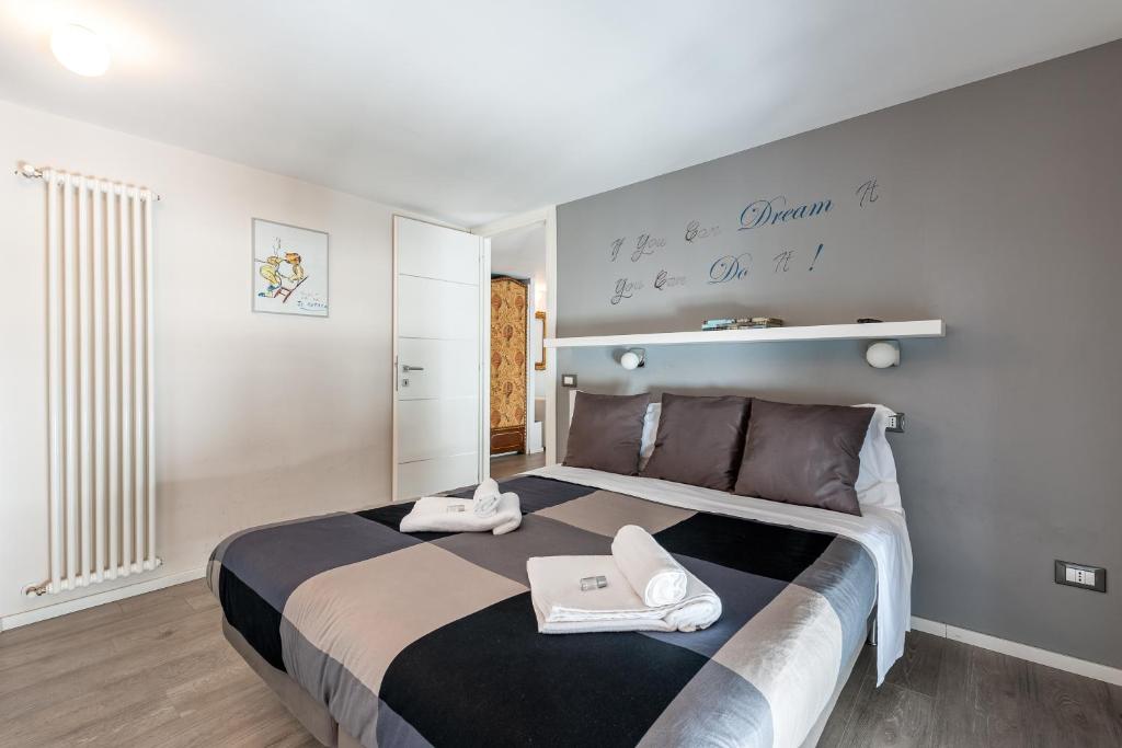 Posteľ alebo postele v izbe v ubytovaní IREX Tevere Sant Angelo private apartment