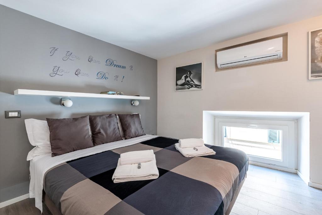 Posteľ alebo postele v izbe v ubytovaní IREX Tevere Sant Angelo private apartment