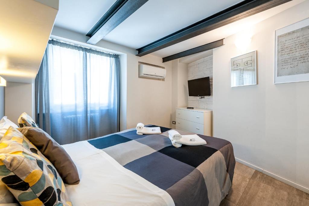 Posteľ alebo postele v izbe v ubytovaní IREX Tevere Sant Angelo private apartment