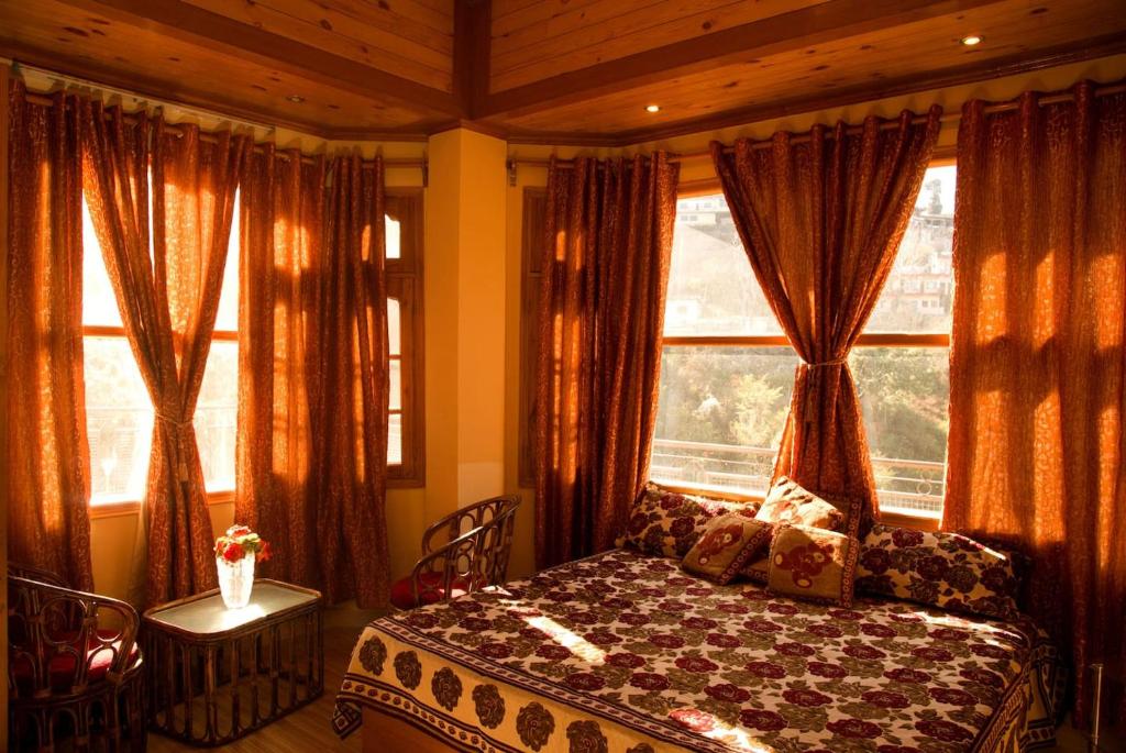 Een bed of bedden in een kamer bij AMBIKA HOME STAY