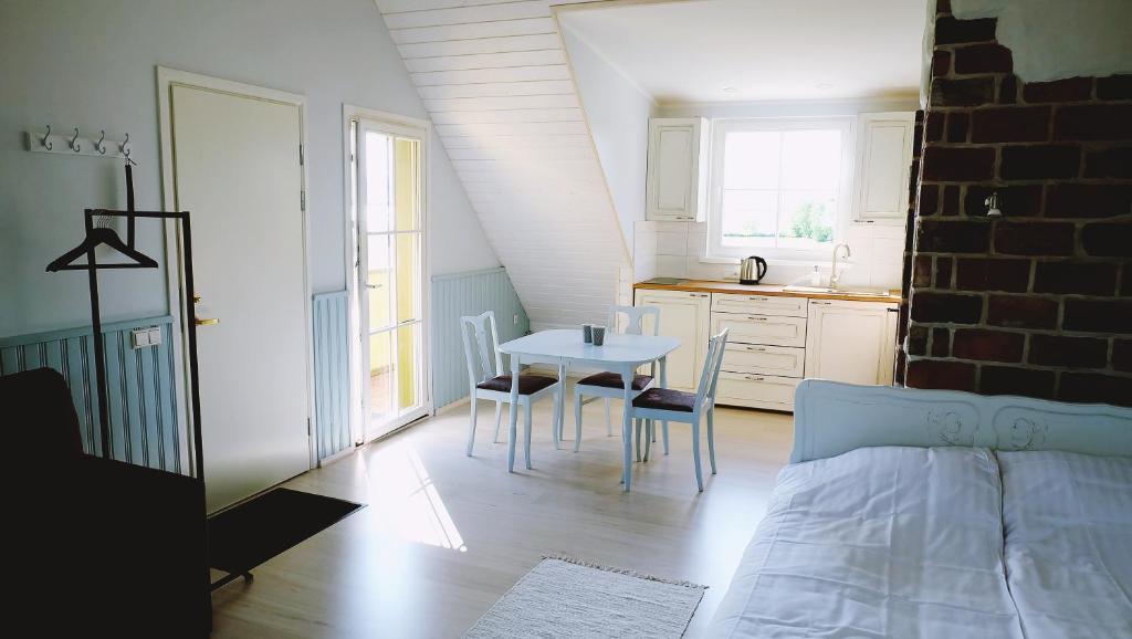Zimmer mit einem Bett und einem Tisch sowie einer Küche in der Unterkunft Õhtu Apartments in Haapsalu