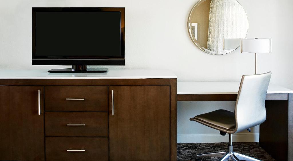 Hyatt Regency Newport Beach - Double Room With Two Double Beds And Pool View