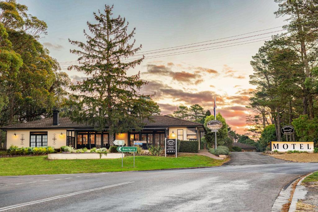 uma casa ao lado de uma estrada em Bundanoon Country Inn Motel em Bundanoon