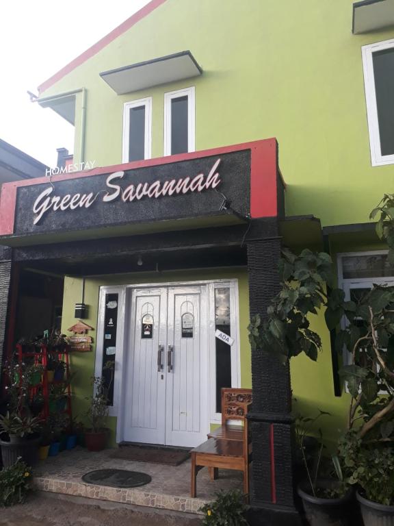 ein grünes Restaurant mit einem Schild, das grüne Savanne liest in der Unterkunft Green Savanah Homestay Syariah in Diyeng