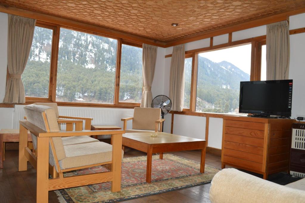 TV a/nebo společenská místnost v ubytování Pahalgam Hotel