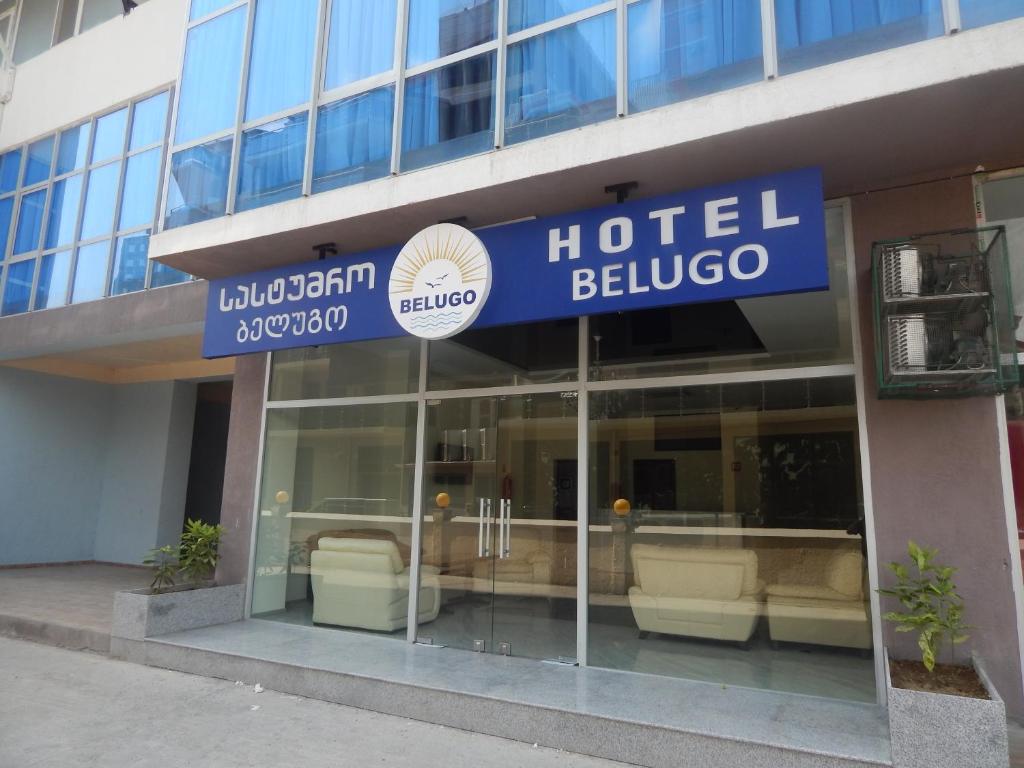 um edifício de hotel com um sinal de hotel Belovo nele em Hotel Belugo em Batumi