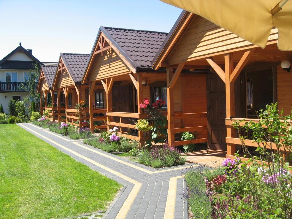 a row of wooden cottages in a row at Domki w Ogrodzie in Stegna