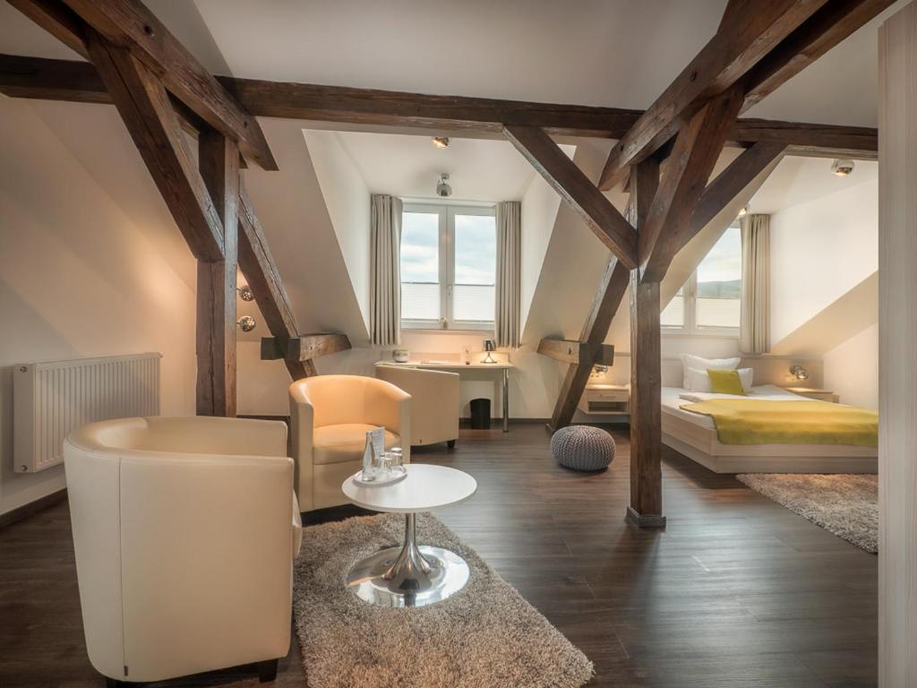 un soggiorno con letto, tavolo e divano di best business bühl - boardinghouse a Bühl