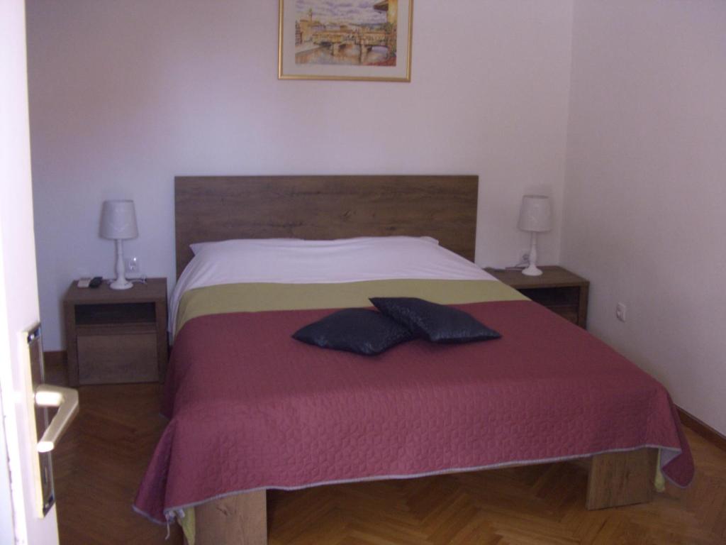 un letto con due cuscini sopra di Guest House Villa Jadera a Zara (Zadar)