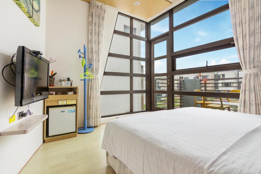 馬公市的住宿－海之徑民宿，一间卧室设有一张床和一个大窗户