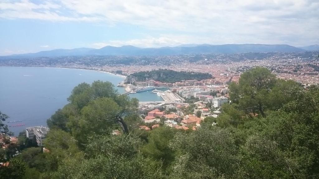 uma vista para uma cidade e um corpo de água em Appartement COSY em Nice