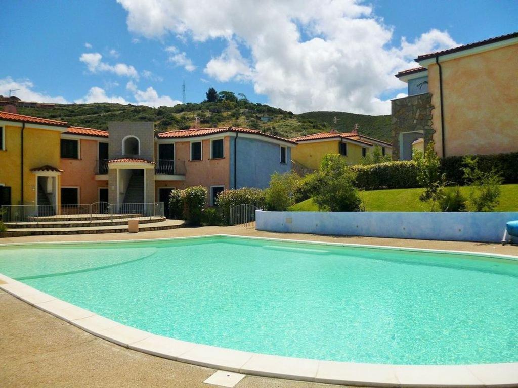 una grande piscina di fronte a una casa di Provincial Villa in Cortona Tuscany with Swimming Pool a Santa Maria