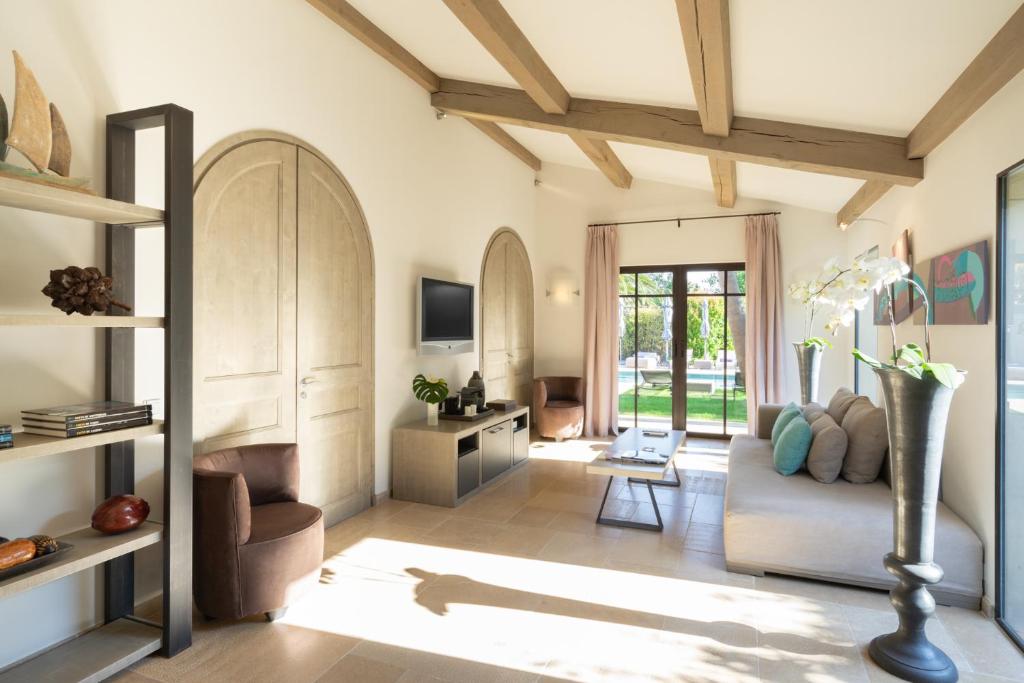 a living room with a couch and a table at Le Pre de la Mer in Saint-Tropez