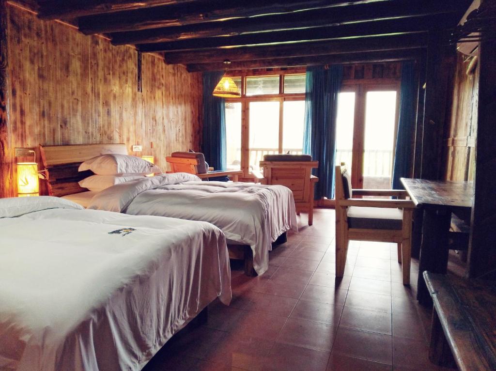 Postel nebo postele na pokoji v ubytování Lost World Sanjiang Guest house