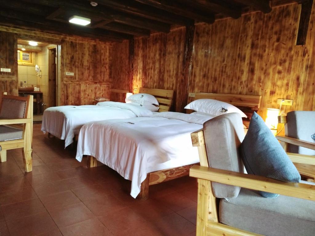 Postel nebo postele na pokoji v ubytování Lost World Sanjiang Guest house