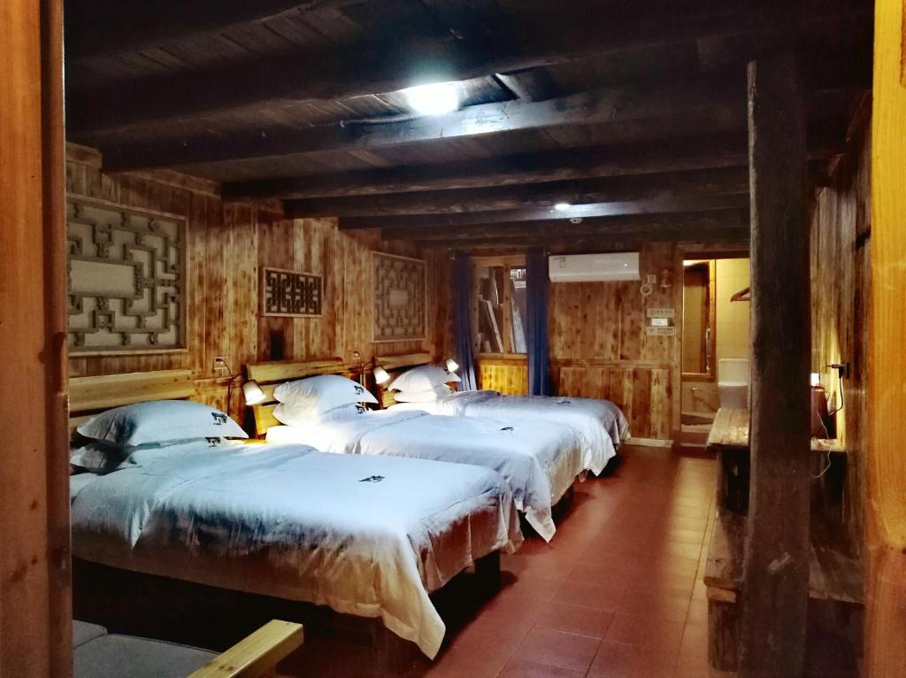 Postel nebo postele na pokoji v ubytování Lost World Sanjiang Guest house
