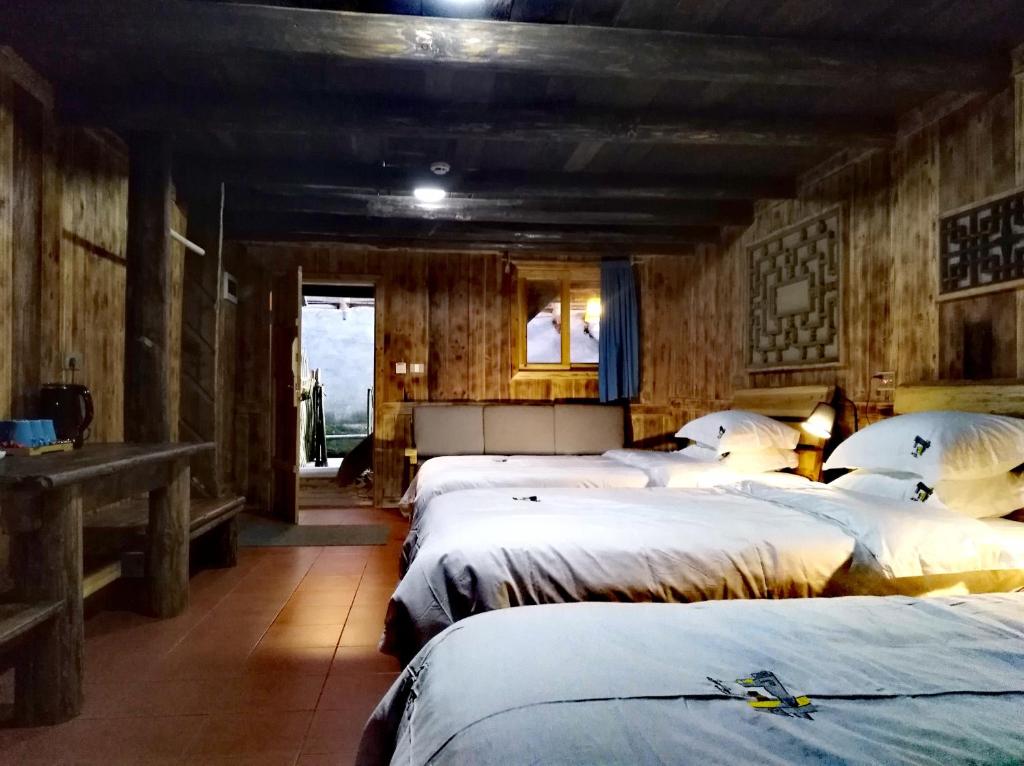Postel nebo postele na pokoji v ubytování Lost World Sanjiang Guest house