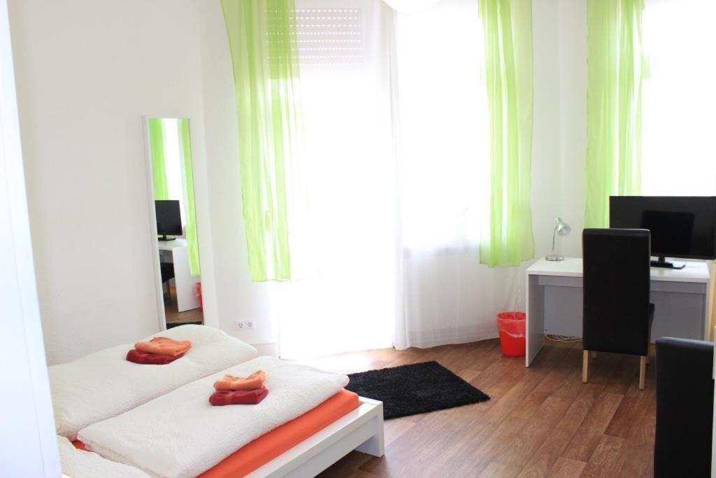 sypialnia z 2 łóżkami i biurkiem z komputerem w obiekcie coLodging Mannheim - private rooms & kitchen w mieście Mannheim