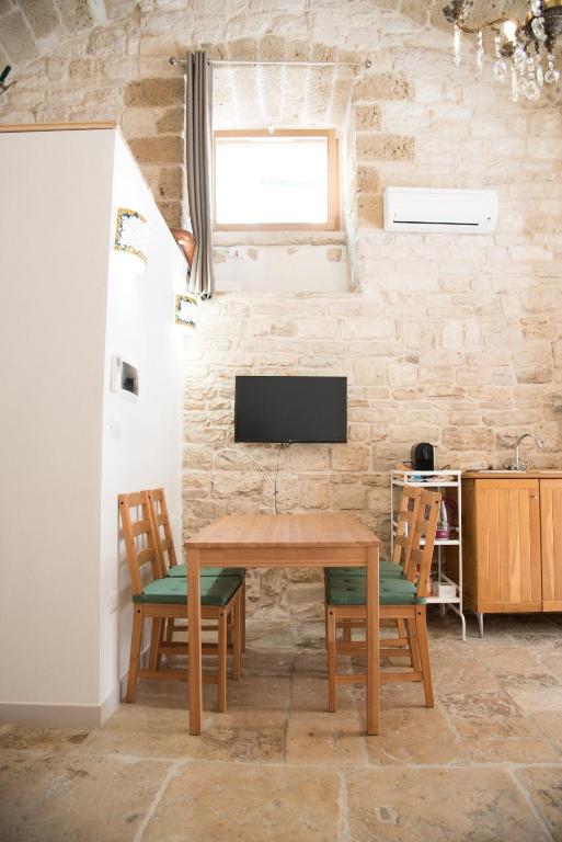 Telewizja i/lub zestaw kina domowego w obiekcie Piazza Duomo - Medieval Puglia's House