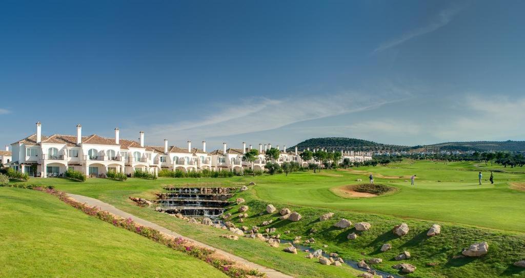 Blick auf den Golfplatz eines Resorts in der Unterkunft FAIRWAY GARDENS in Arcos de la Frontera