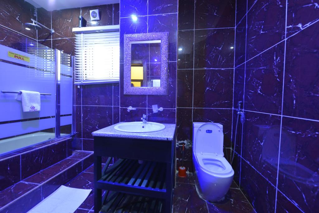 Ένα μπάνιο στο Proof Hotel Lekki