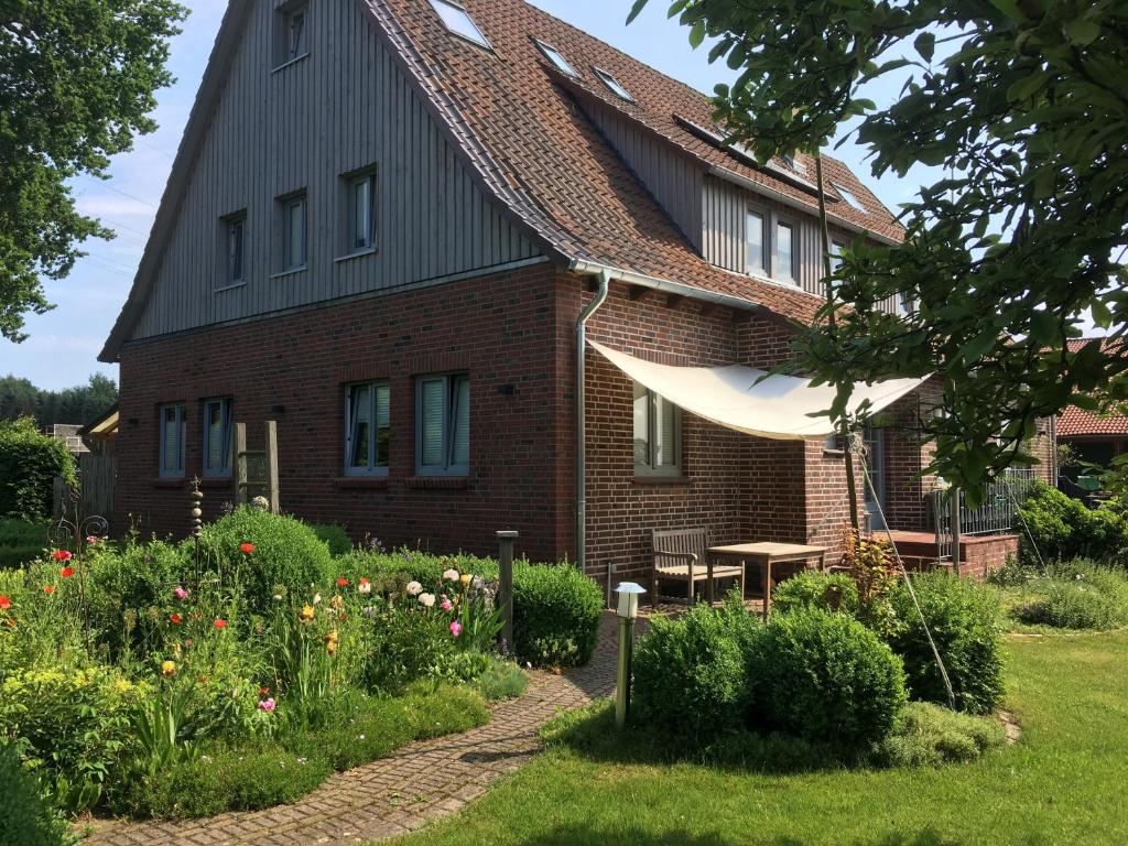 a house with a garden in front of it at Landidyll in Uelzen