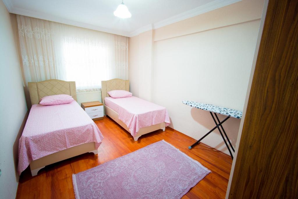 Postel nebo postele na pokoji v ubytování Cayeli Kent Apart
