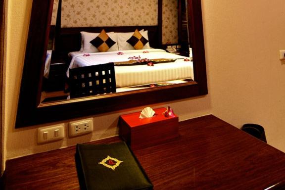 Postel nebo postele na pokoji v ubytování Rayaburi Hotel, Patong