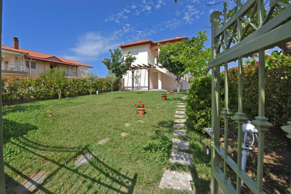 Gallery image of Fotinia Beach House by RentalsPro Services Dionisiou Beach Halkidiki in Paralia Dionysiou