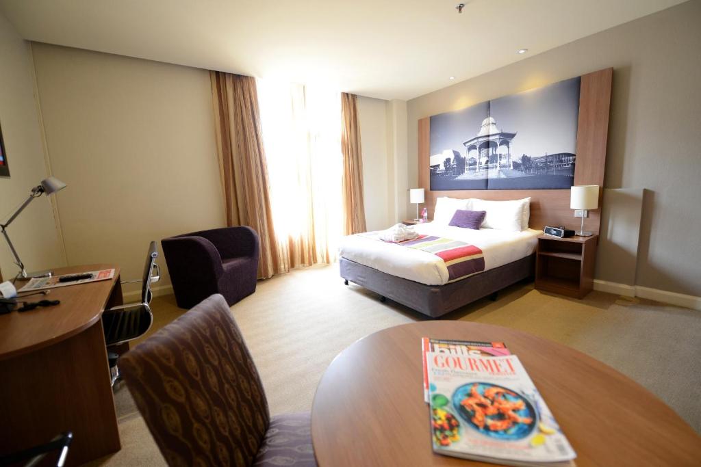 Postel nebo postele na pokoji v ubytování Grosvenor Hotel Adelaide by Accor