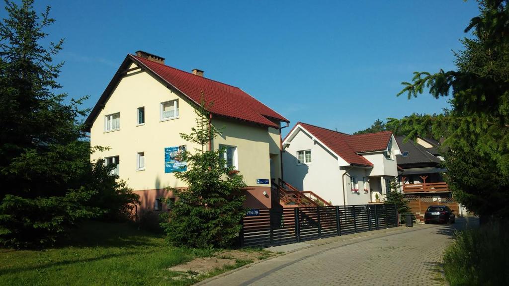 een huis met een rood dak op een straat bij Romeo i Julia in Łagów