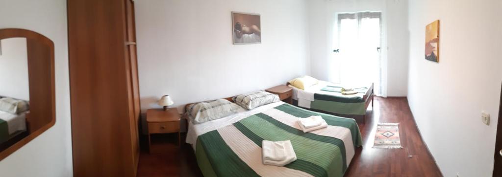 Łóżko lub łóżka w pokoju w obiekcie Apartments Vukelić