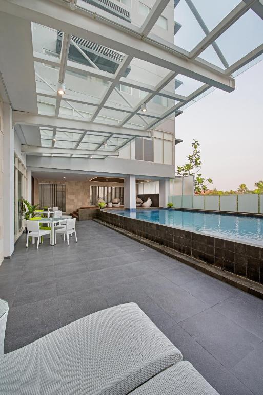 Bazén v ubytování Whiz Prime Hotel Pajajaran Bogor nebo v jeho okolí