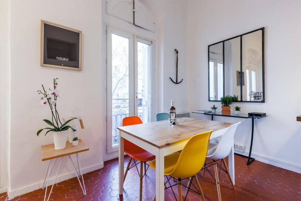 - une salle à manger avec une table et des chaises dans l'établissement Le Moulin, à Marseille