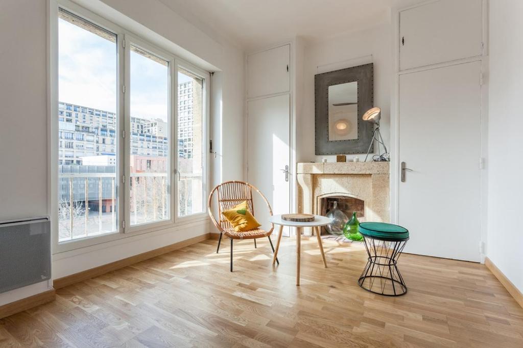 - un salon avec une table, des chaises et une cheminée dans l'établissement Le Minot, à Marseille