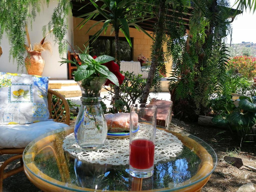 uma mesa de vidro com um vaso em cima em LUMIE DI SICILIA em Porto Empedocle