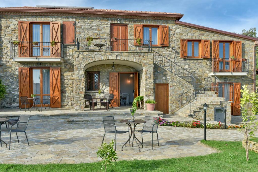 Casa de piedra con patio y mesa en Casa Amigdala en Castellabate