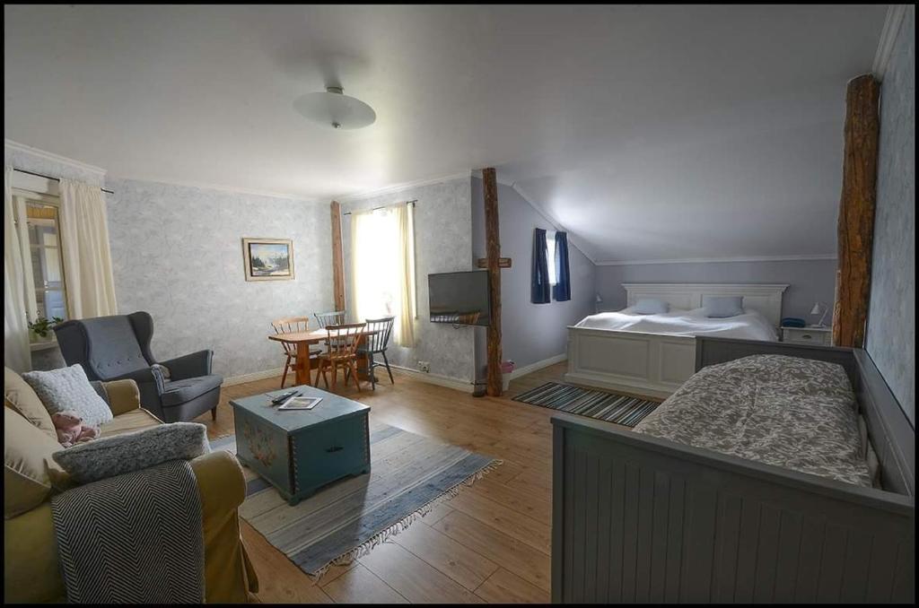 Posezení v ubytování Nygården B&B Hälsingegård