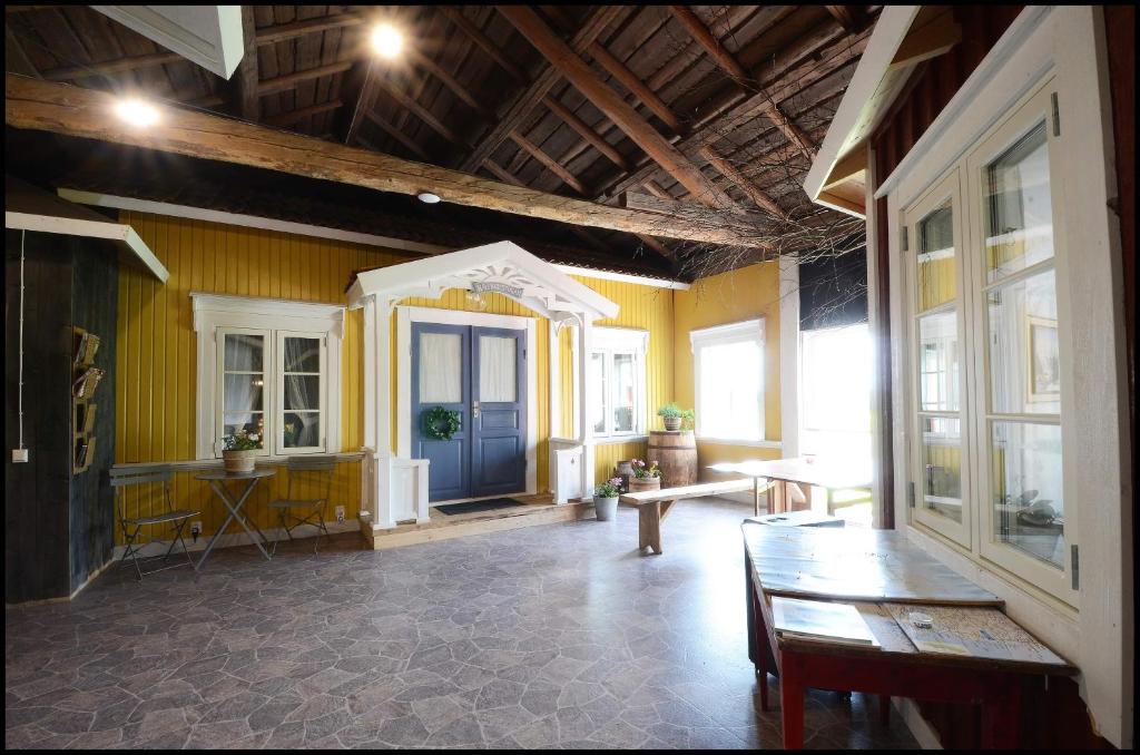 Posezení v ubytování Nygården B&B Hälsingegård
