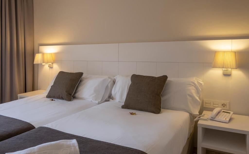Postel nebo postele na pokoji v ubytování Hotel Rosamar Maxim 4*- Adults Only