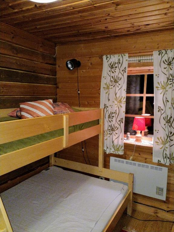 Postel nebo postele na pokoji v ubytování Mysig timmerstuga vid sjön Björken 34 Rönnsudden