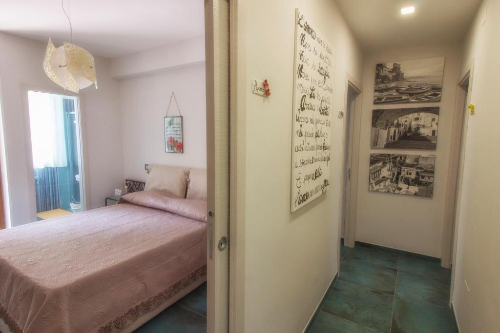 una camera da letto con un letto in una stanza di B&B Carol a Cetara