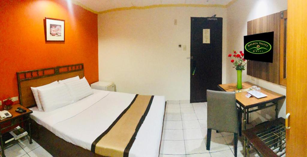 Postel nebo postele na pokoji v ubytování Golden Valley Hotel