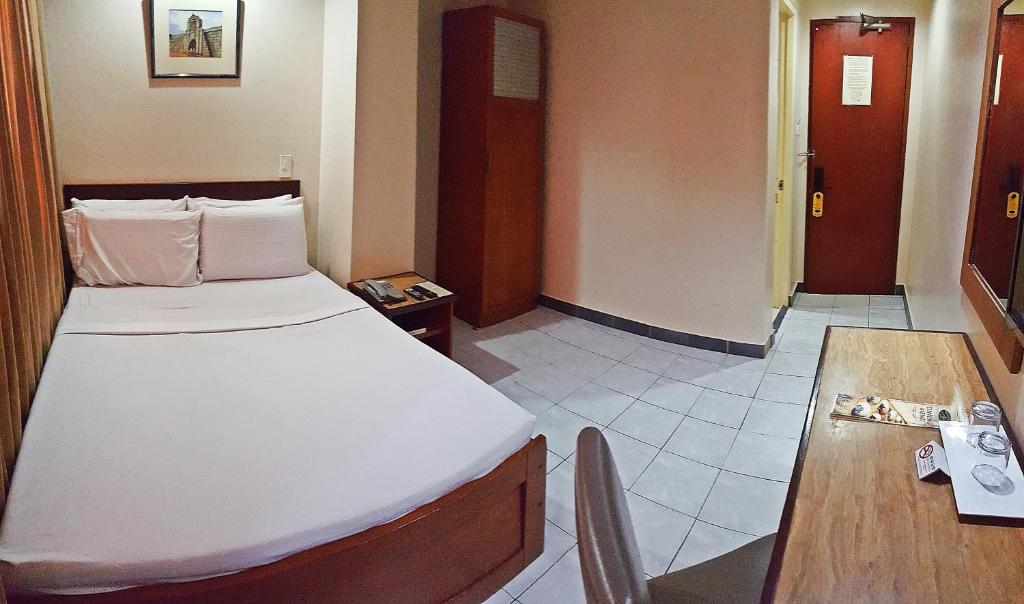 Postel nebo postele na pokoji v ubytování Golden Valley Hotel