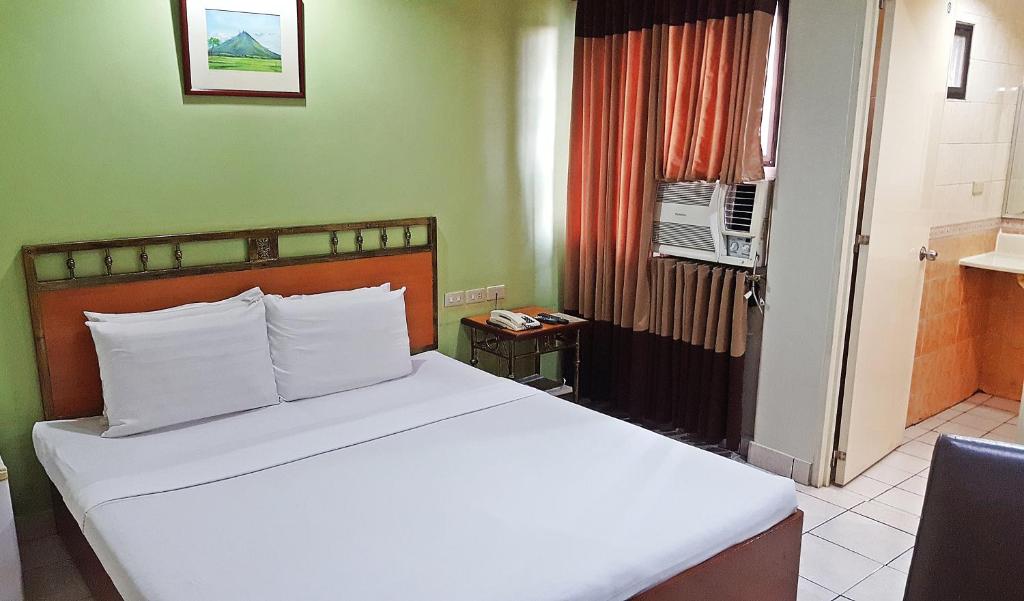 Postel nebo postele na pokoji v ubytování Golden Valley Hotel